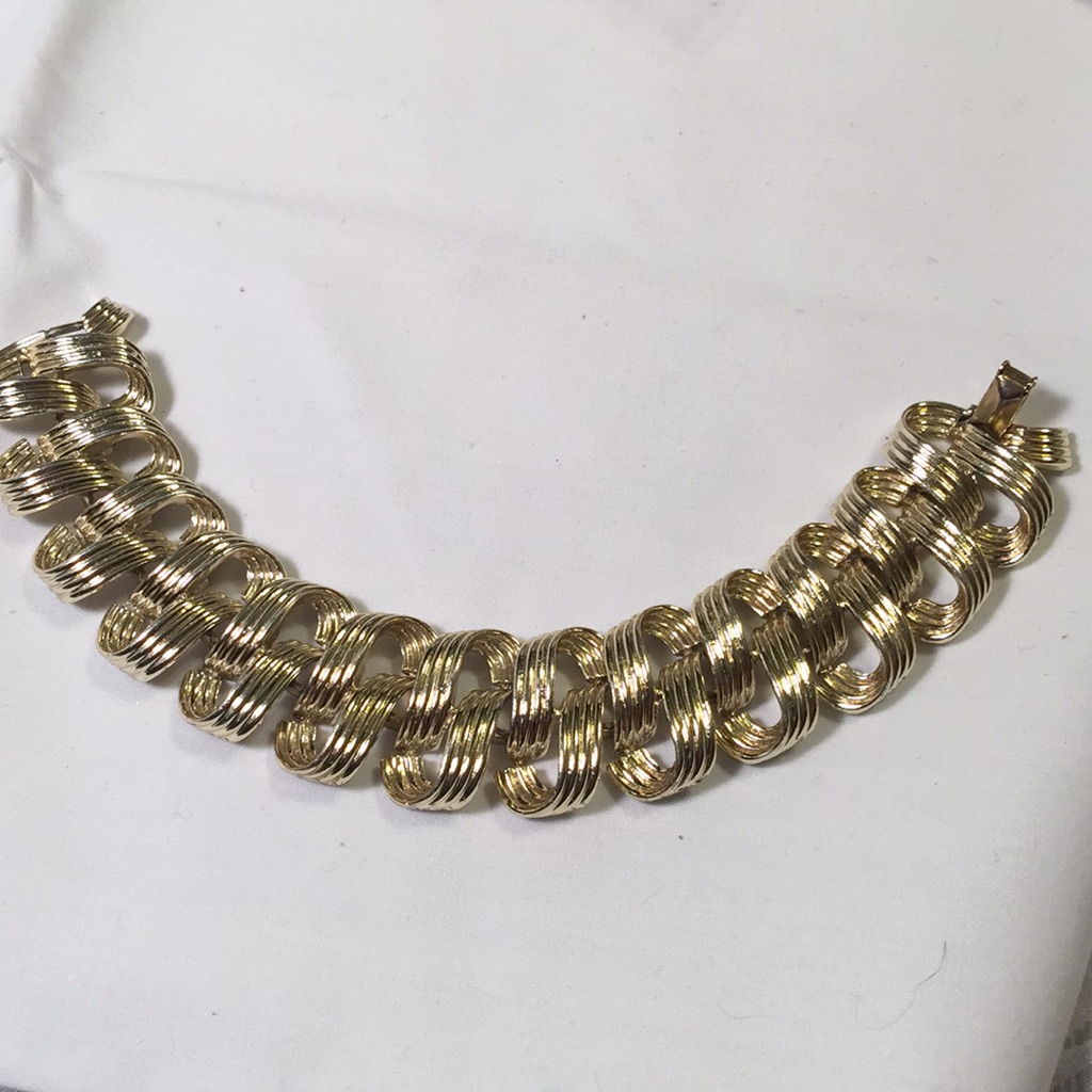 Vintage Lisner Gold Tone Bracelet 18$